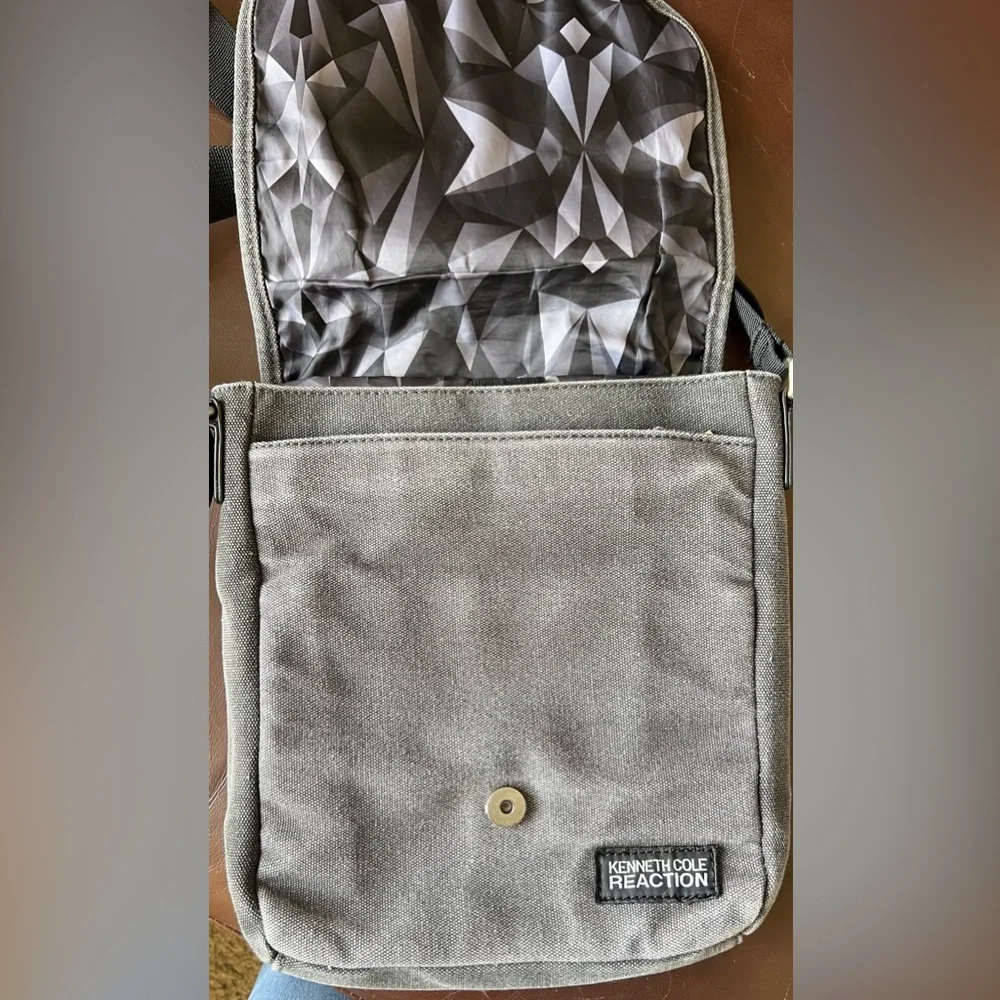 Kenneth Cole Reaction Canvas Messenger Bag Crossbody Tablet iPad Black Gray